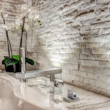 Trevi Luxury Jacuzzi Apartmán *